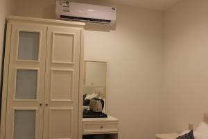 a room with a white cabinet and a microwave at بيت السليمي التراثي in Shaqra