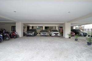 eine Gruppe von Autos, die in einer Garage geparkt sind in der Unterkunft D'Paragon Seturan 3 in Yogyakarta