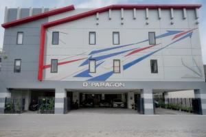 ein Gebäude mit einem Gemälde an der Seite in der Unterkunft D'Paragon Seturan 3 in Yogyakarta