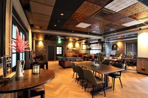 a restaurant with tables and chairs and a bar at Het Wapen van Harmelen in Harmelen