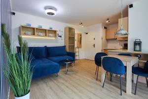 salon z niebieską kanapą i stołem w obiekcie Apartamenty Świnoujście - Apartament kapitański Rezydencja Żeromskiego w Świnoujściu