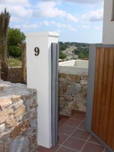 eine Tür mit der Nummer an einer Steinmauer in der Unterkunft Villa in Spain at Las Colinas Golf & Country Club in Orihuela