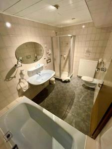 Ett badrum på Hotel zur Isar
