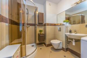 グダニスクにあるMare Primoreのバスルーム(シャワー、トイレ、シンク付)