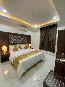 a large bedroom with a large bed in a room at شقق بيتي الفاخر للشقق للمخدومة Bayti Al Fakher Serviced Apartments in Laylá