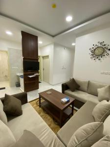 a living room with a couch and a table at شقق بيتي الفاخر للشقق للمخدومة Bayti Al Fakher Serviced Apartments in Laylá