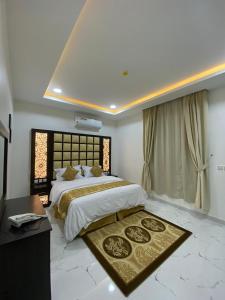 a large bedroom with a large bed and a table at شقق بيتي الفاخر للشقق للمخدومة Bayti Al Fakher Serviced Apartments in Laylá