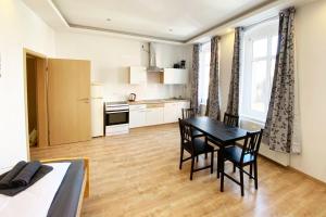 eine Küche und ein Esszimmer mit einem Tisch und Stühlen in der Unterkunft 2 Zimmer Ferienwohnung im Stadtteil Neue Neustadt in Magdeburg