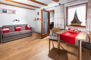 ein Wohnzimmer mit einem Tisch und einem Sofa in der Unterkunft Gästehaus Untersulzberglehen in Schönau am Königssee