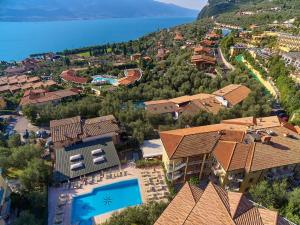 einen Luftblick auf ein Resort mit einem Pool in der Unterkunft Hotel Florida in Limone sul Garda