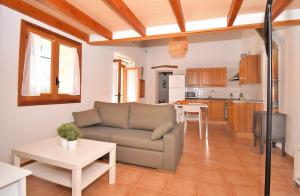 salon z kanapą i kuchnią w obiekcie Finca Es Camp Pla 087 by Mallorca Charme w mieście Sineu