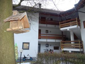 um edifício com uma casa de pássaros numa árvore em Appartamento Norma em Val di Vizze