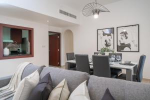 Posezení v ubytování HiGuests - Spacious Apt for 6 in JBR, minutes from the Beach