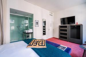A television and/or entertainment centre at Smartflats - Pacific Brussels