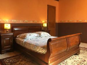 um quarto com uma cama e duas mesas de cabeceira e candeeiros em Les chambres d'hôtes de l'Ecurie Goupil em Mont-le-Vignoble