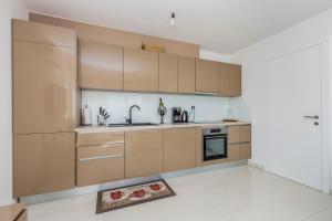 kuchnia z drewnianymi szafkami i zlewem w obiekcie Apartment LAGANINI III w mieście Nijvice +9 zdjęć