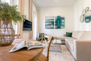 een woonkamer met een tafel met een krant erop bij Genteel Home Recaredo in Sevilla