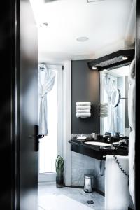 ein Bad mit einem Waschbecken und einem Spiegel in der Unterkunft New Berlin in Berlin