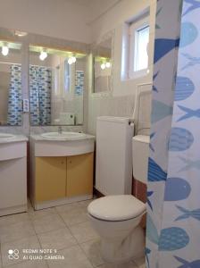 La salle de bains est pourvue de toilettes et d'un lavabo. dans l'établissement Tavaszház Apartmanok, à Balatonfüred