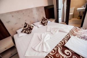 Postel nebo postele na pokoji v ubytování Jijo's Hotel