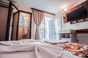 Postel nebo postele na pokoji v ubytování Jijo's Hotel