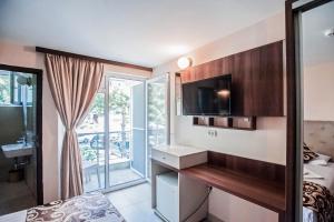 Postel nebo postele na pokoji v ubytování Jijo's Hotel