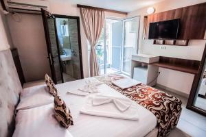Postel nebo postele na pokoji v ubytování Jijo's Hotel