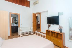 比尼貝卡的住宿－Villa Abbas，一间卧室配有两张床和一台平面电视