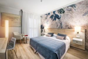 Postel nebo postele na pokoji v ubytování Salles Hotel Málaga Centro