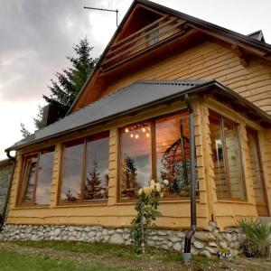 una casa con ventanas grandes en un lateral en "Carpe diem" en Vlasic