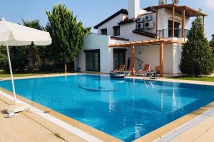una piscina frente a una casa en Fun&Sun Two Villas For Big Families(16 person), en Belek