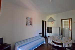 um quarto com uma mesa, uma cama e uma televisão em Casavacanze Zeus em Marciana Marina