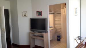 TV a/nebo společenská místnost v ubytování Chambre d'hôtes Danielle