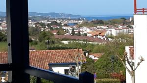 una ventana con vistas a la ciudad en Chambre d'hôtes Danielle, en San Juan de Luz