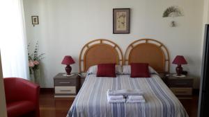 1 dormitorio con 1 cama con toallas en Chambre d'hôtes Danielle, en San Juan de Luz