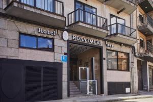 eine Fassade eines Gebäudes mit einem Hotel in der Unterkunft Silken Rona Dalba in Salamanca