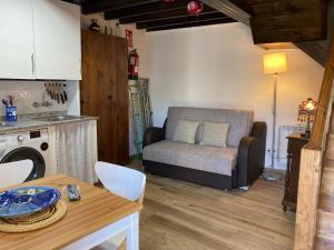 Ruang duduk di Casa Elena Cangas de Onis con WiFi y parking gratuito