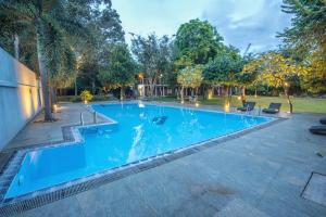Bazén v ubytování Mahanuge Hotel Polonnaruwa nebo v jeho okolí