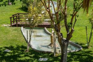 un banco sentado en la parte superior de una pequeña piscina en Garden & Beach - Torremolinos en Torremolinos