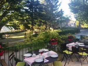 A restaurant or other place to eat at Gites du Caylar - Chambres et Appartments