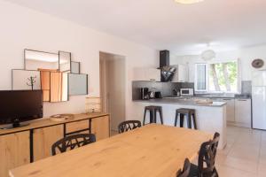 cocina con mesa de madera y comedor en Résidence Spelonca, en Corbara