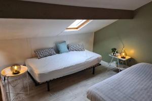 een slaapkamer met een bed in een kamer met een raam bij Appartement Duplex The Lighthouse in Châteaulin