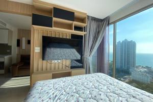 Postel nebo postele na pokoji v ubytování RIVIERA JOMTIEN THE LUXURY STAY In PATTAYA!! + 40 fotografií