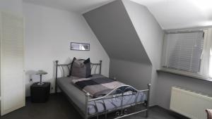 - une chambre avec un lit dans une pièce avec des escaliers dans l'établissement Monteurwohnung Maier, à Dormagen