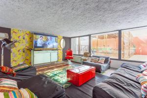 un salon avec un canapé et une télévision dans l'établissement Résidence Kley, à Marseille