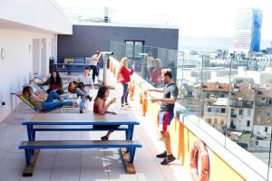 un groupe de personnes assises sur un balcon du bâtiment dans l'établissement Résidence Kley, à Marseille