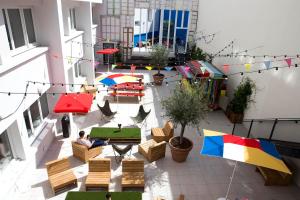 - une vue sur la terrasse dotée de tables et de parasols dans l'établissement Résidence Kley, à Marseille