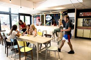 un groupe de personnes assises à une table dans un restaurant dans l'établissement Résidence Kley, à Marseille