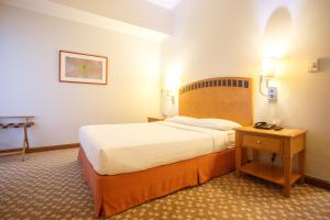 Postel nebo postele na pokoji v ubytování The Linden Suites