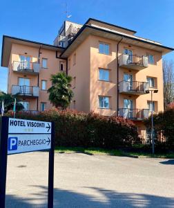 un letrero de la calle frente a un edificio en Hotel Visconti, en Melzo